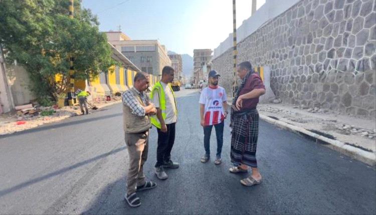 مدير صيرة يتفقد أعمال سفلتة خط البنك المركزي بعدن
