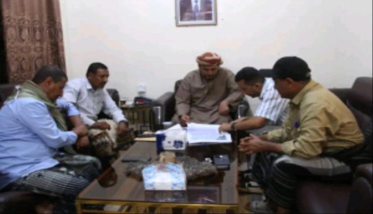 محافظ سقطرى يناقش إجراءات تسوير أراضي الدولة المخصصة للمصلحة العامة