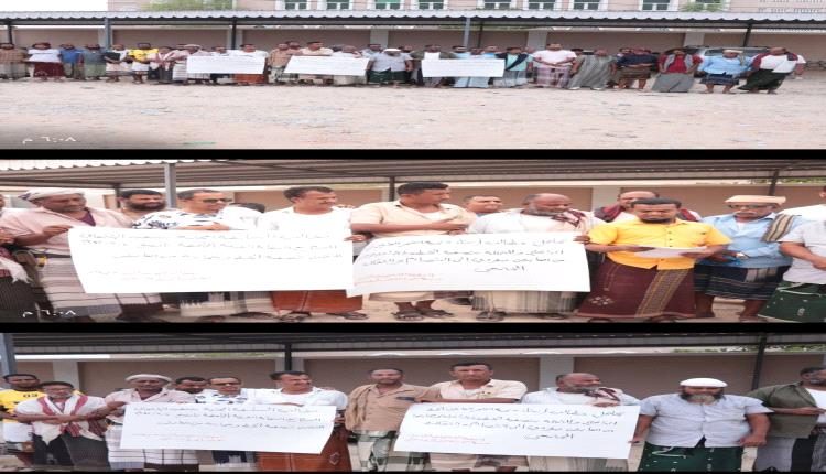 سائقو الخط الداخلي بالشحر ينفذون وقفة احتجاجية للمطالبة بتنظيم الخط والتصدي للسيارات المجهولة

