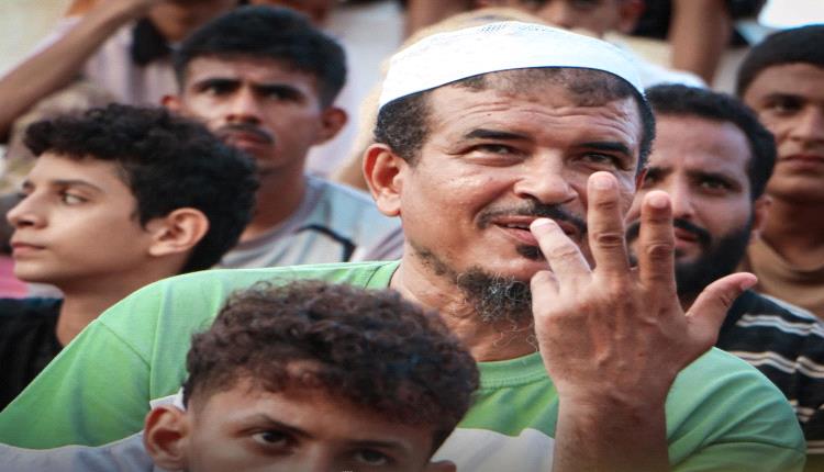 قبعة بيضاء..قميص أخضر