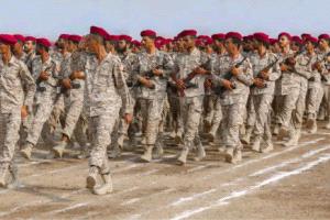 بحضور وزير الدفاع .. وحدات رمزية من قوات العمالقة الجنوبية تنظم عرضًا عسكريًّا مهيبًا
