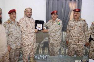 الداعري يمنح قائد ألوية العمالقة درع وزارة الدفاع