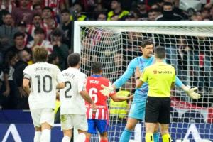 تناقض سيميوني .. “ضحية” في أنفيلد و” مستحق ” لكورتوا في مدريد!