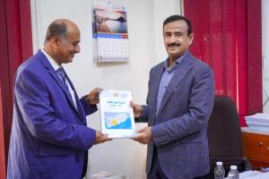 المحافظ بن الوزير يشيد بإنجاز كتاب “شبوة في أرقام” ويوجه بطباعته
