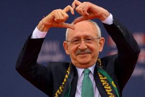 سياسي تركي بارز يحذر كيليتشدار أوغلو: لن تتمكن من الخروج إلى الشارع بعد القيام بذلك!