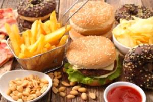 أخصائيو الصحة يحذرون.. إضافات غذائية شائعة تسرق سنوات من عمرك
