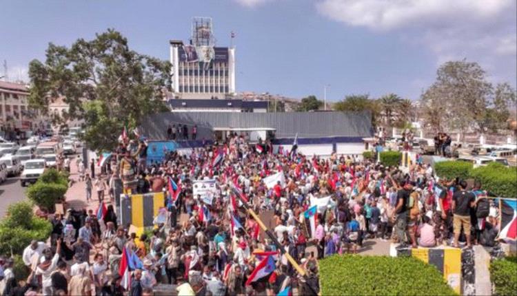 بن بريك يوجه نصيحة للسعودية بعد فتح مقرات الانتقالي في عدن