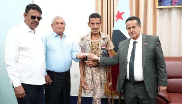 بتكليف من الرئيس الزُبيدي.. تكرّيم البطل علوي عبدالله بـ درع الصمود