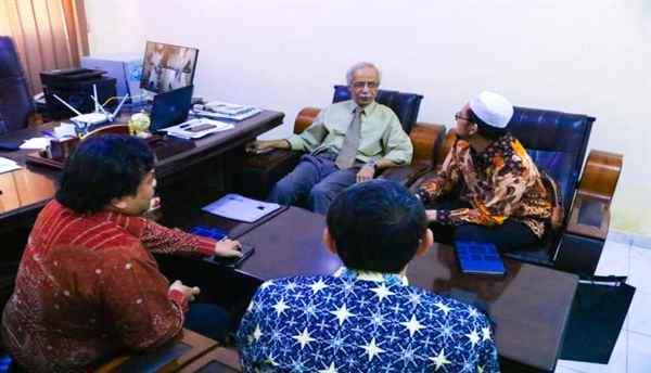 السفير البحسني يلتقي القائم بأعمال السفير الأندونيسي لدى اليمن غير المقيم لبحث سبل تعزيز وتطوير العلاقات بين البلدين 
