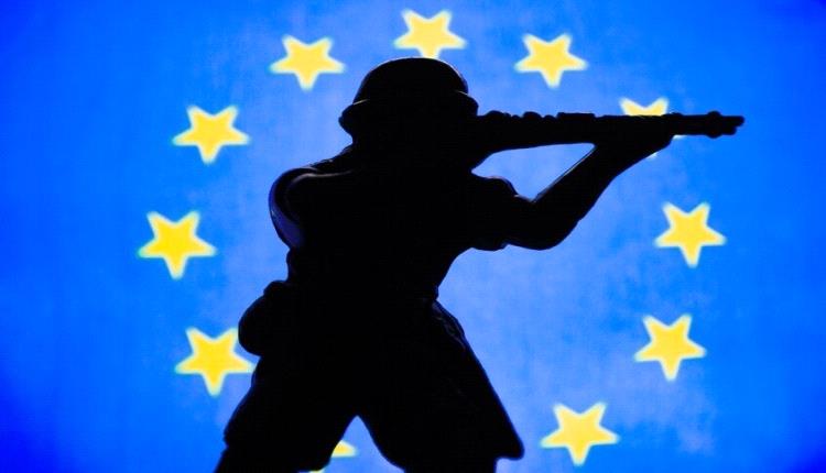 صحيفة: مساع في البرلمان الأوروبي لتسريع تنفيذ تدابير التنقل العسكري بين دول الاتحاد
