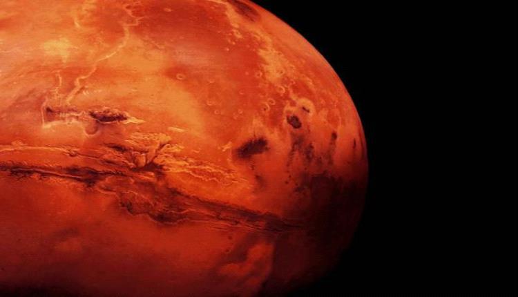 بقعة مظلمة تواصل زحفها على سطح المريخ منذ 50 عاماً..