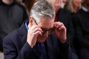 ستارمر يحث على وقف آليات تمرير مقاطع الفيديو بمنصات التواصل الاجتماعي 