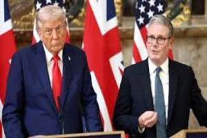 ستارمر وترامب يناقشان الحاجة الملحة لاستئناف الملاحة بمضيق هرمز