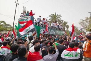 المنتخب العراقي يجوب شوارع بغداد بحافلة مكشوفة احتفالا بالتأهل لكأس العالم بعد 40 عاما