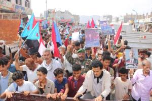 مسيرة شعبية في حالمين للتنديد بجرائم القوات المدعومة سعوديا في المكلا