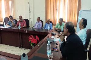 مدير صحة عدن يعقد اجتماعاً موسعاً لمناقشة أوضاع الرعاية الصحية الأولية وبرامجها في العاصمة

