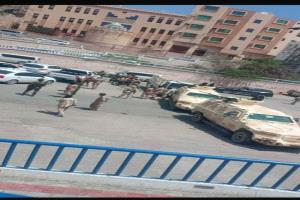 سلطات الأمر الواقع تقطع الطرق لعرقلة مسيرة المكلا