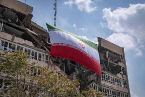 قائد الجيش الإيراني: سنجعل العدو يندم