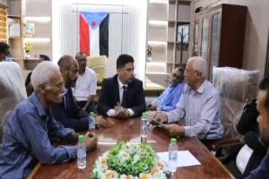 مشهد نادر في عدن.. الشوبجي يسلّم عهدته كاملة بعد استقالته من البريقة ويعيد حتى “ستارلينك” والطابعة