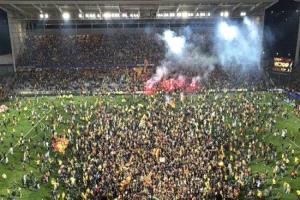 جماهير لانس تقتحم الملعب بعد التأهل لنهائي كأس فرنسا