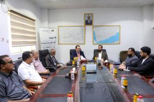 وزير الكهرباء يناقش مع محافظ أبين احتياجات الطاقة ويؤكد التوسع في الحلول المستدامة