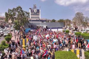 بن بريك يوجه نصيحة للسعودية بعد فتح مقرات الانتقالي في عدن