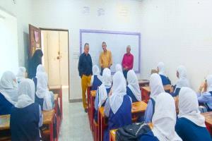 " الموسيقار احمد بن غودل يزور مدارس وثانوية التفوق العالمية بمديرية المعلا "