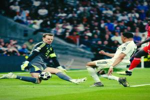 هز شباك العملاق مانويل نوير بهذه الطريقة الكلاسيكية لا يجدي نفعا يا كليان مبابي..