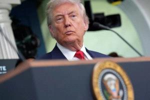 ترامب يعلن مقتل قادة عسكريين إيرانيين بطهران