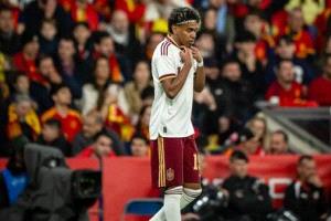 بعد فضيحة العنصرية ضد الإسلام.. نجم ليفربول السابق ينصح لامين جمال بترك إسبانيا