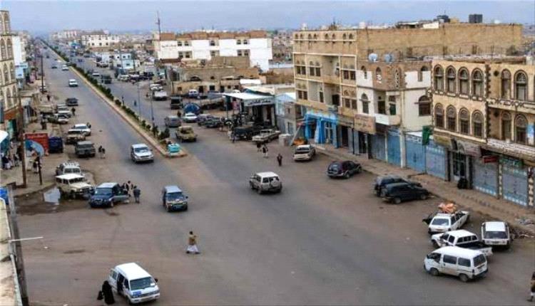 مسلحون يغتالون مواطنًا ونجله داخل سوق في عمران اليمنية

