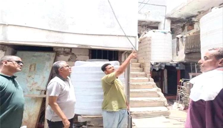 مدير عام المعلا يتفقد أوضاع حي الكهرباء ويوجه بمعالجة طفح الصرف الصحي
