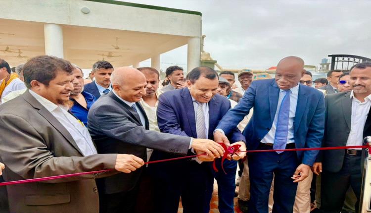 وزيرا الزراعة  والمياه يفتتحان مركز الإنزال السمكي بحوف ويضعان حجر الأساس لمصنع الثلج بدمقوت
