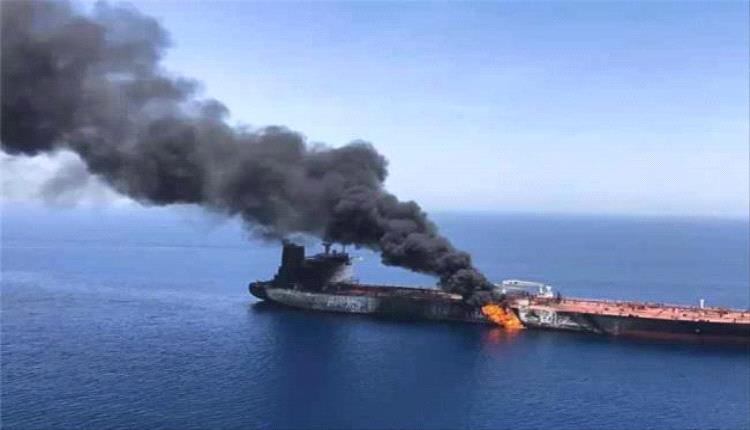 تصاعد الدخان من ناقلة نفط في مضيق هرمز وسط توتر متزايد بين إيـران والولايات المتحدة
