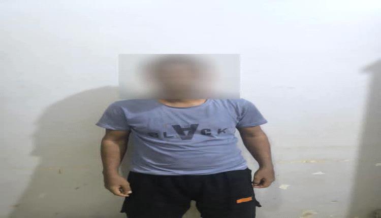 شرطة دار سعد تضبط متهمًا من ذوي السوابق الجنائية في قضايا سرقة المحلات التجارية.