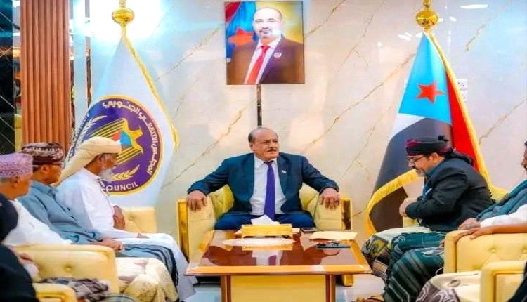 هرهرة يلتقي قيادة الاتحاد العام لقبائل الجنوب العربي ويؤكد أهمية التمسك بمدنية وحضارية العمل القبلي ويدين انتهاكات وادي حضرموت