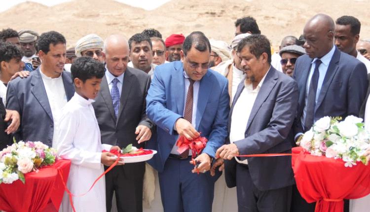 وزيرا الزراعة والمياه يفتتحان معملًا لتجهيز وتجميد الأسماك ويطلعان على أوضاع القطاع السمكي في قشن