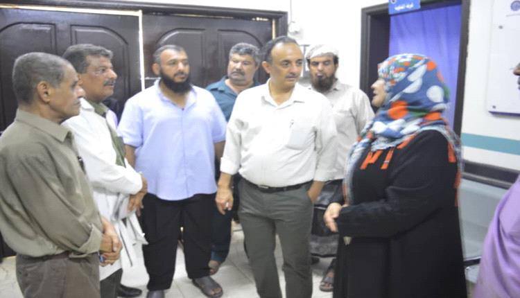 مديرصحة عدن يدشن مخيم طبي مجاني للعيون في التواهي ويتفقد مجمع الفتح الصحي بالمديرية