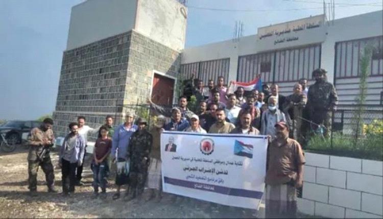 استمرار الإضراب الجزئي لليوم الثالث في الحصين وتلويح بالتصعيد
..