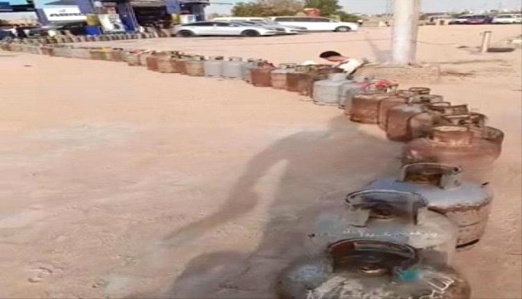 
أزمة الغاز المنزلي في عدن والجنوب.. معاناة يومية تثقل كاهل المواطن