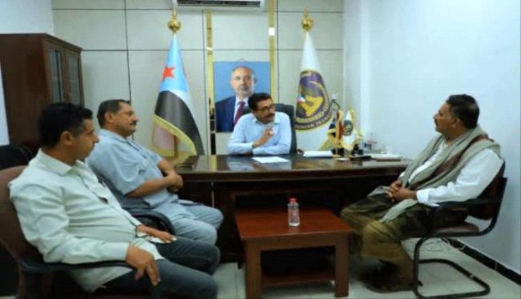 النقيب يطلع على سير العمل التنظيمي والإداري في انتقالي شبوة
