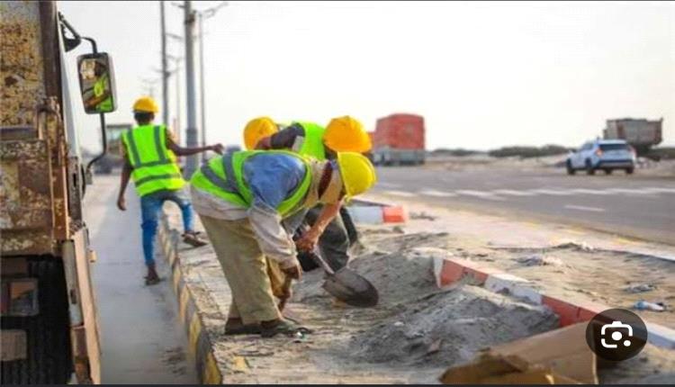 بتوجيهات المحافظ عبدالرحمن شيخ.. تدشين مبادرة لإزالة الأتربة والرمال من طريق ساحل أبين ورفع الشاحنات المتوقفة بخط كالتكس - البريقة