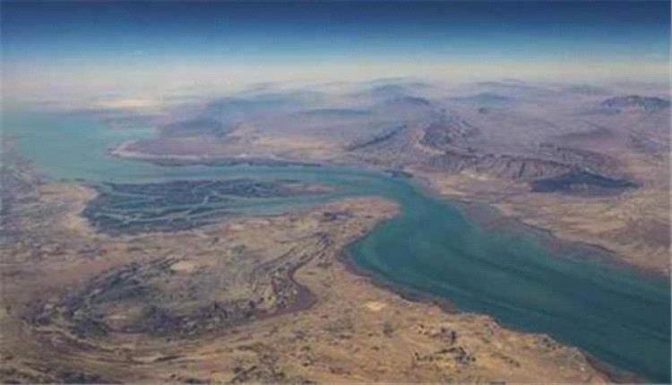 هجـوم في مضيق هرمز يستهدف سفينتين إماراتيتين
