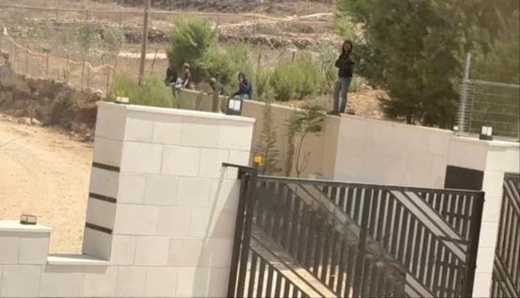 بعد قصرة.. مستوطنون يحاصرون فلسطينيين في المغير برام الله