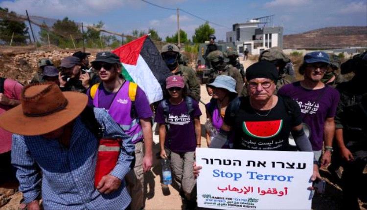 متضامنون يحاولون كسر حصار المستوطنين عن 3 منازل فلسطينية في قصرة

