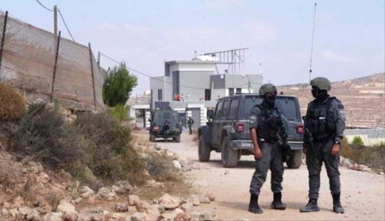 مستوطنون إسرائيليون يحاصرون 3 أسر فلسطينية في قصرة لليوم الثامن
