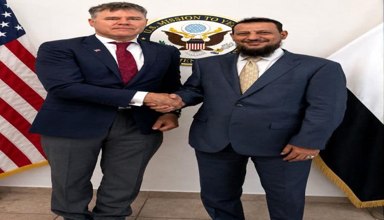 المحافظ شيخ يبحث مع القائم بأعمال السفير الأمريكي الاعتداءات الحوثية على الملاحة والأوضاع في العاصمة عدن