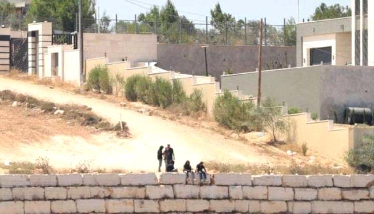 مستوطنون إسرائيليون يحاصرون 3 منازل فلسطينية في قصرة لليوم العاشر
