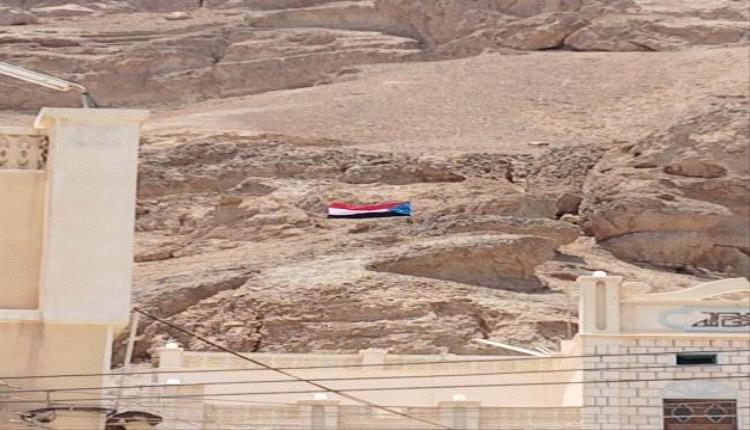 ثوار شباب حضرموت يدشنون حملة «الوادي هويته جنوبية» برفع اعلام دولة الجنوب العربي على قمم الجبال
