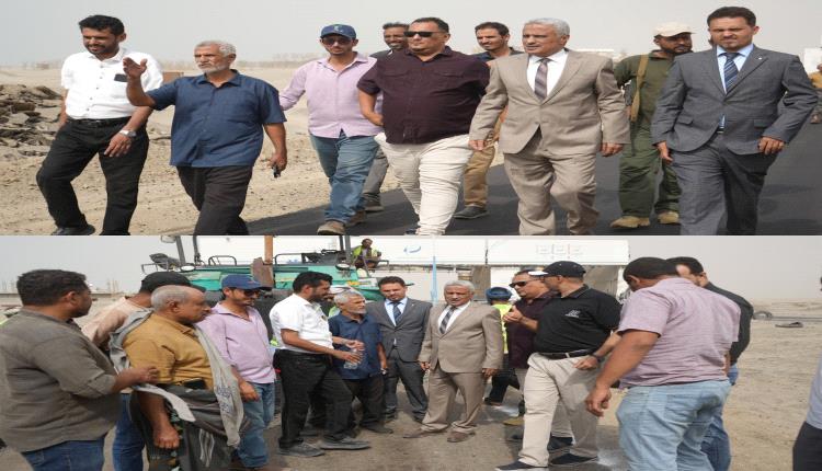 برعاية وتوجيهات وزير الأشغال.. رئيس صندوق صيانة الطرق يدشن أعمال الأسفلت في خط «دوفس» بأبين